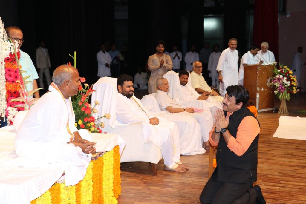 Sadguru Swatantra Deo Ji Maharaj with Manoj tiwari