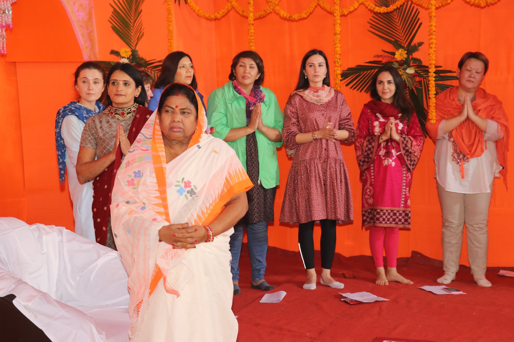 Bhakt stage per 96th Varshikotsav Celebrate Karte Huye