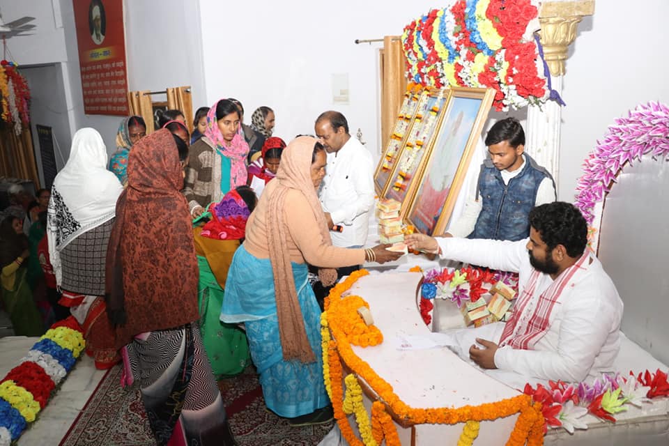 Bhakt receiving prasad from saint sri vigyan dev ji, Maharishi Sadafal Dev Ashram Bokaro