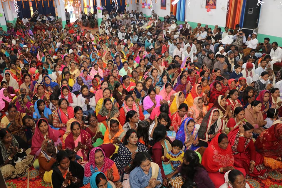 Devotees enjoying the story of Jai Swarveda - Disciple, Kathara -